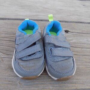 CARTERS TENNIS SHOES  Childs Size 5 Grey and blue *